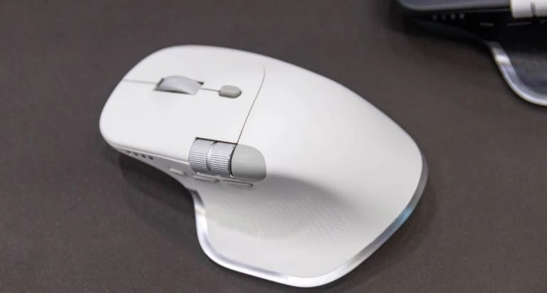 iRocks Showcases K112R, K114H Keyboards and M27R Mouse at Computex 2026 7 White iRocks M27R OmniShift Pro wireless mouse for productivity and multitasking