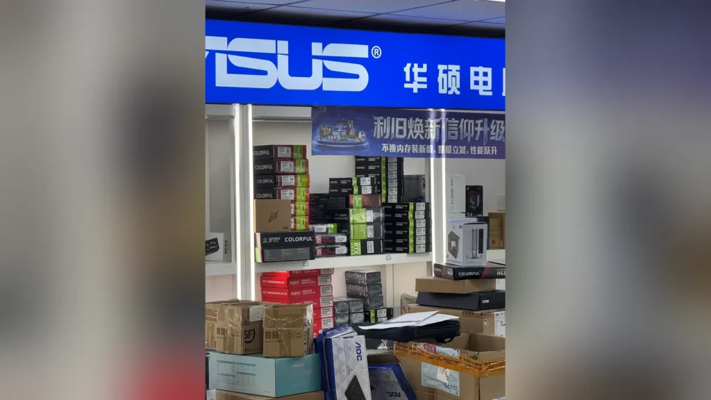 GeForce RTX 5090 and Ryzen 7 9800X3D Sell Without Fixed Prices in China 4 An empty display case in a computer market showing opened hardware packaging.