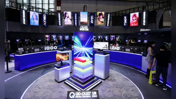 Large Samsung Display exhibition booth at Bilibili World 2026 showing monitors and the OBLYX brand banner.