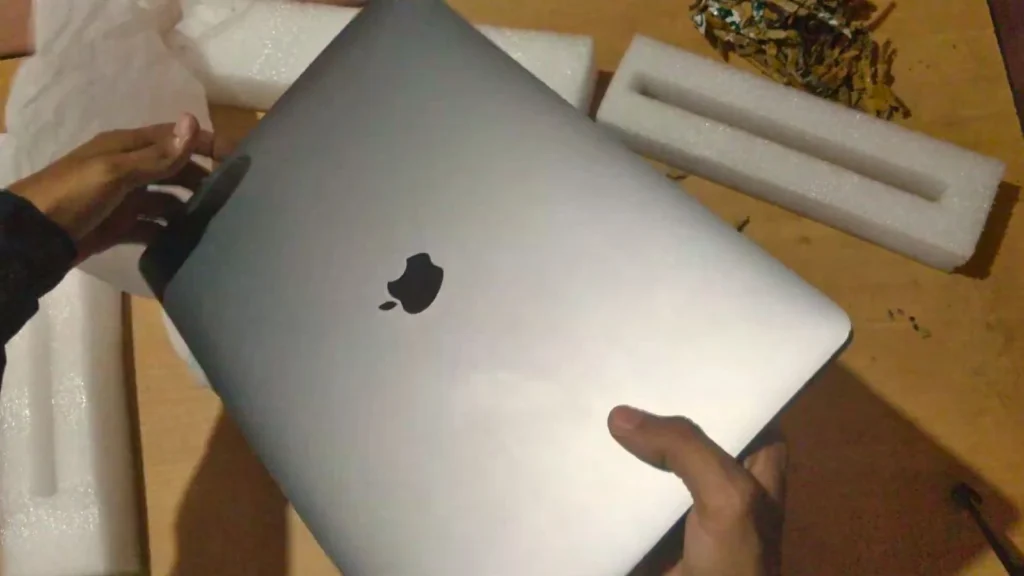 I Bought a Renewed MacBook Pro 16-inch (2019) for Under $500 8 Top lid of the renewed MacBook Pro 16-inch (2019) with the Apple logo